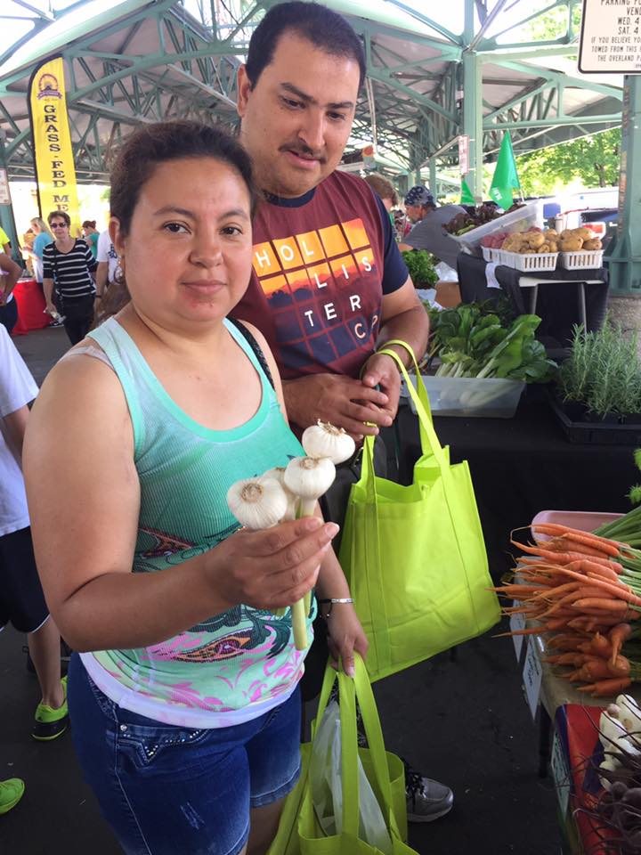 Promotoras Conduct Tours at Local Farmer’s Market