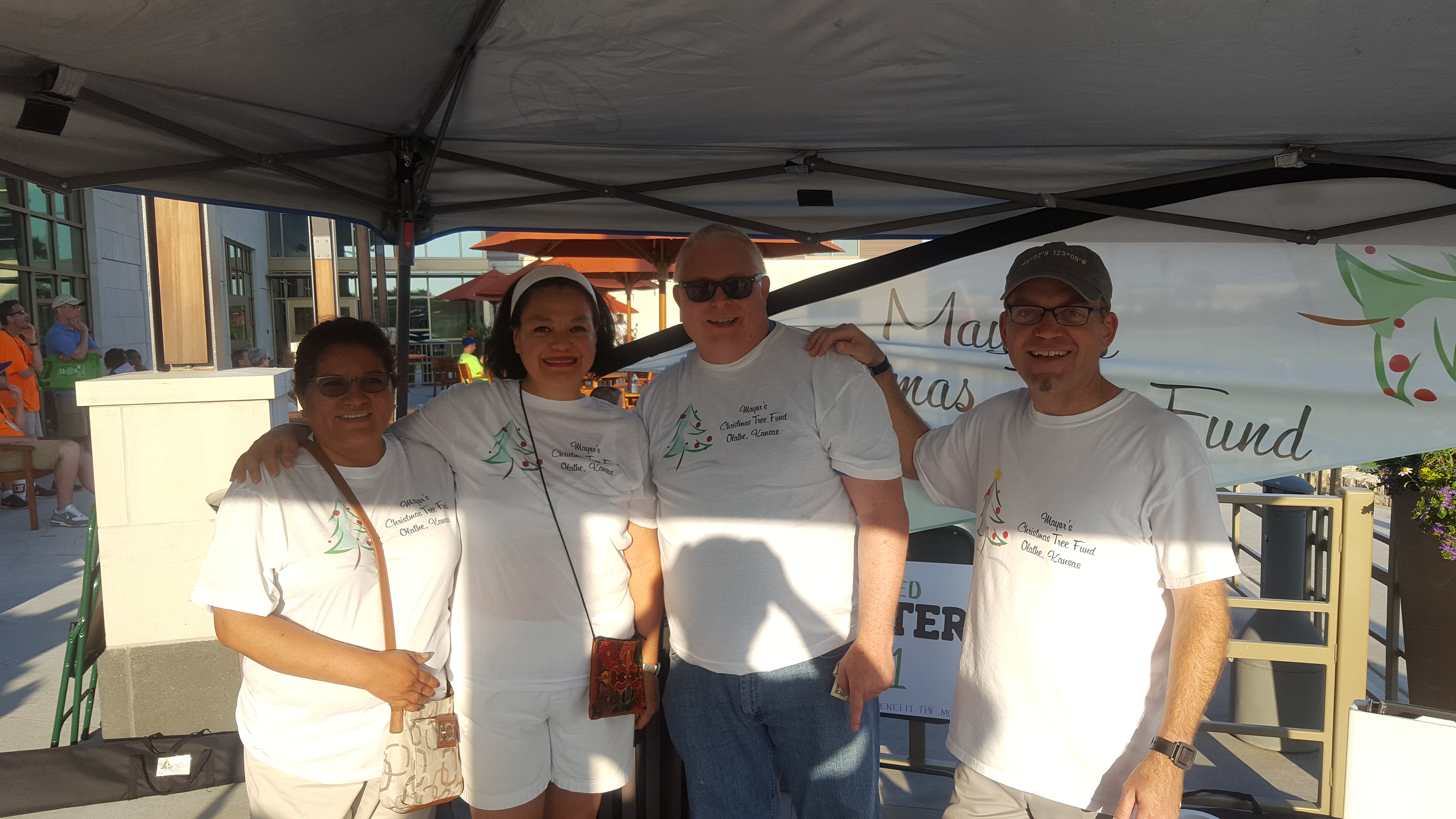 El Centro Staff Volunteers at Olathe Summerfest